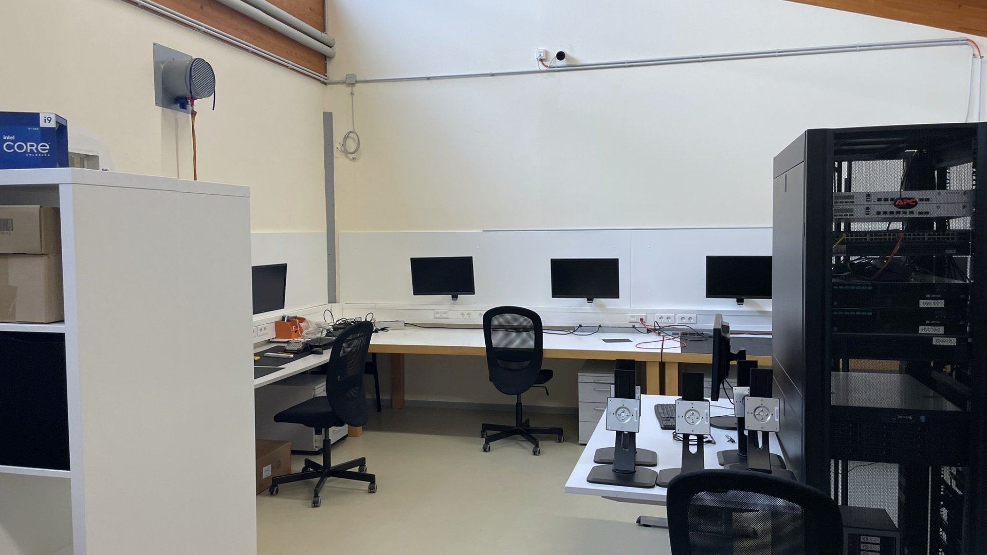 Labor der badata GmbH mit Serverschrank und Arbeitsplätzen